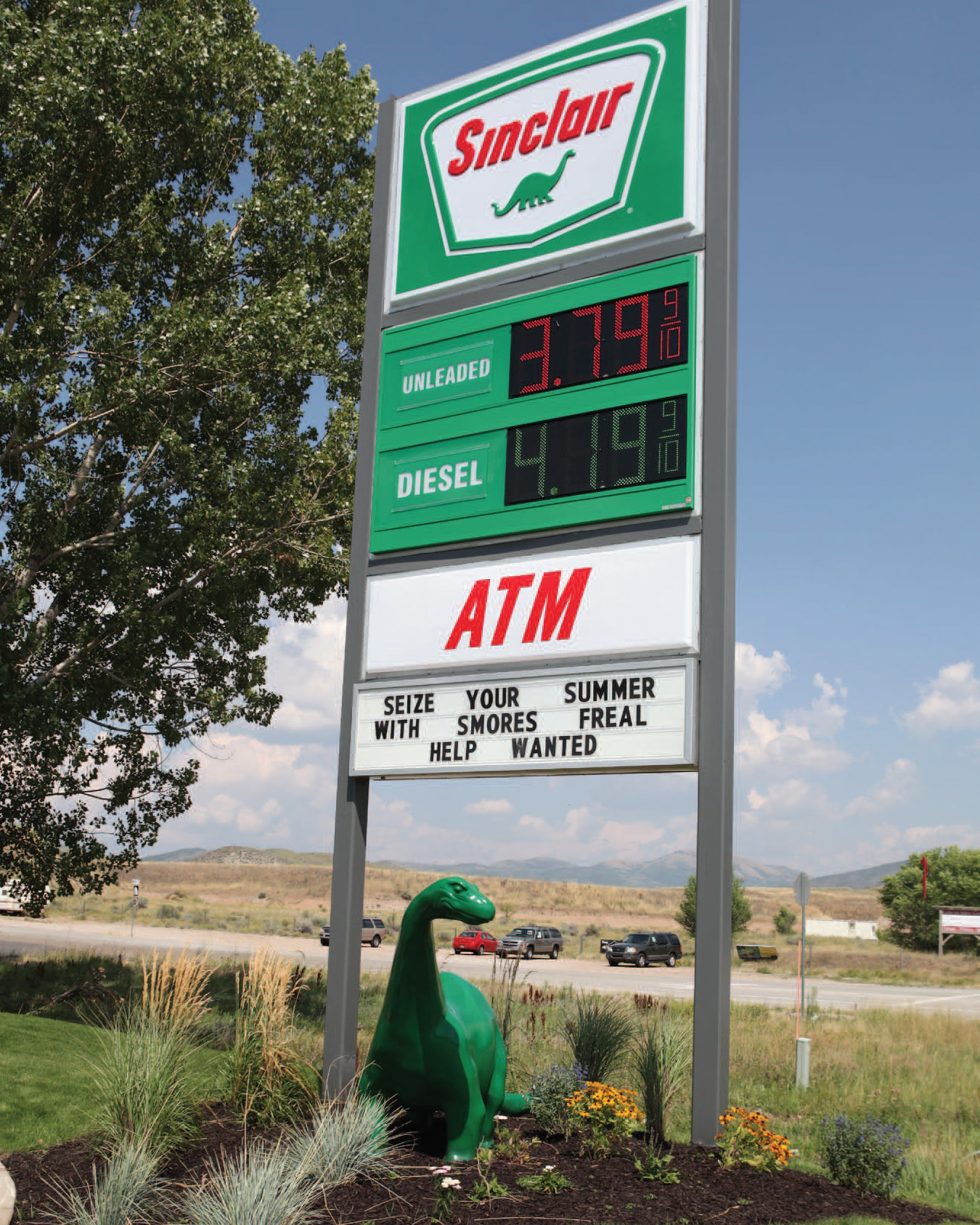 Sinclair Oil gas station sign