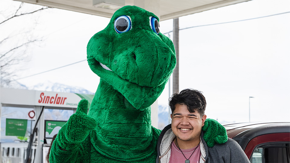 Dino and fan gives a thumbs up